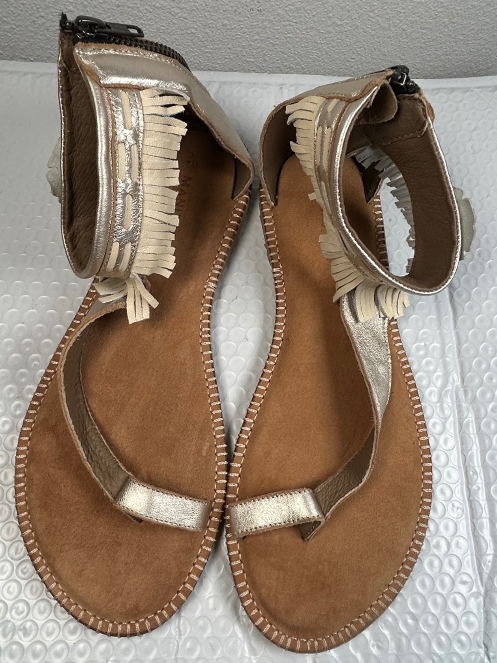 Manitobah Ankle Sandal Metallic Champagne Fringe Trim Women Sz 10